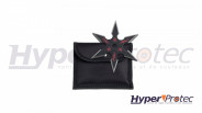 Un shuriken à 6 branche noir avec logo rouge