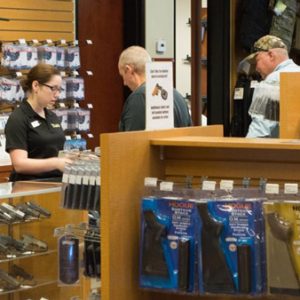 Deux clients viennent se procurer une arme en armurerie