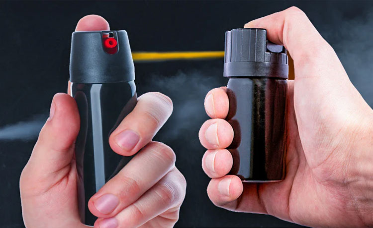 Deux mains tendues tiennent chacune une bombe lacrymogène.