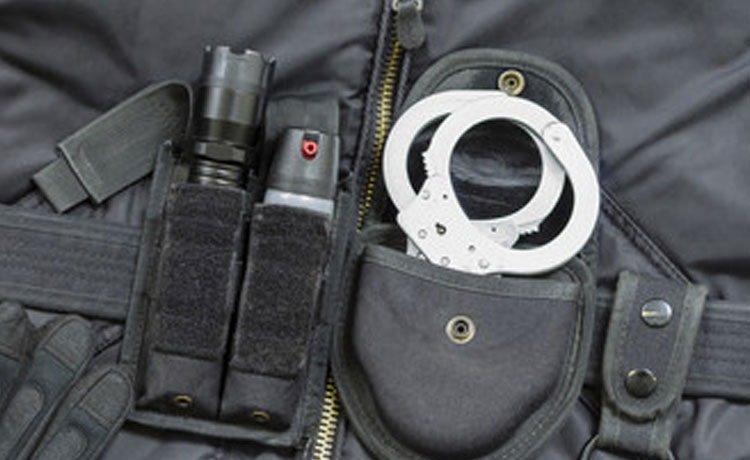 Équipement d'un représentant des forces de l'ordre avec bombe lacrymogène.