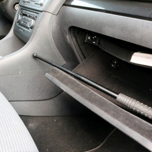matraque telescopique dans sa voiture