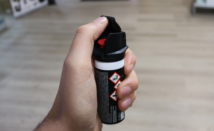 Activation d'une bombe lacrymogène avec clapet de sécurité.