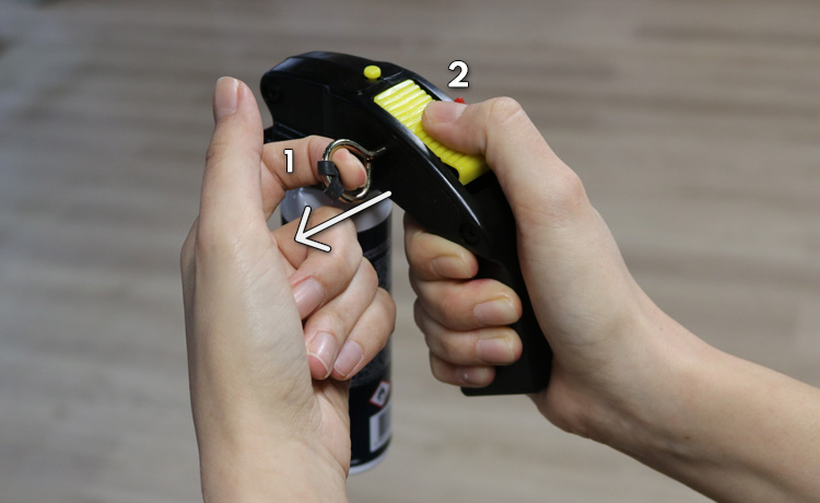 Activation d'une bombe lacrymogène avec poignée et goupille de sécurité.