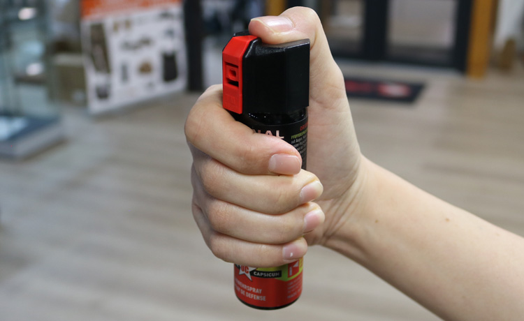 Activation d'une bombe lacrymogène sans élément de sécurité.