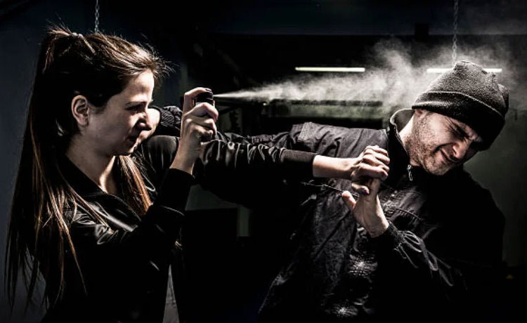 Une femme active sa bombe lacrymogène en visant le visage de l'agresseur.