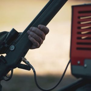 Le compresseur PCP recharge le réservoir d'une arme