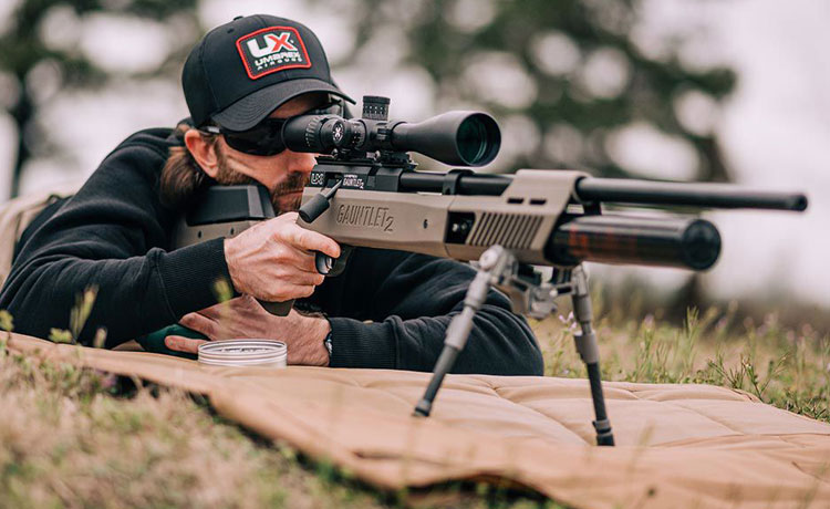 Un homme vise avec son arme PCP.