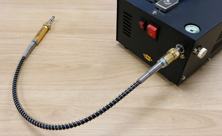 Compresseur portable et flexible pour recharger une carabine PCP