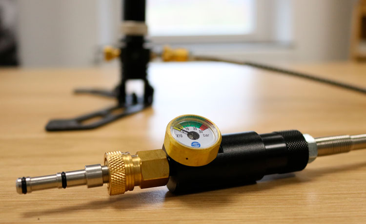 Pompe manuelle et flexible de remplissage avec manomètre pour recharger une carabine PCP