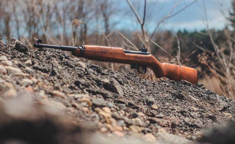 Une carabine à plomb de 20 joules peut tirer jusqu'à 25-35 mètres.