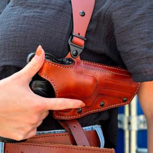 Comment mettre un holster d'épaule