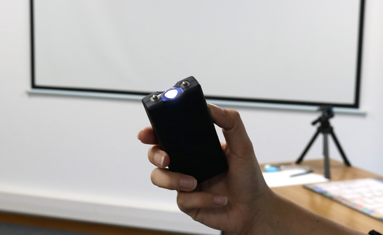 Certains shockers électriques sont munis d'une lampe