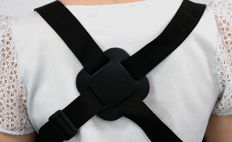 Enfiler le harnais du holster d'épaule comme un sac-à-dos