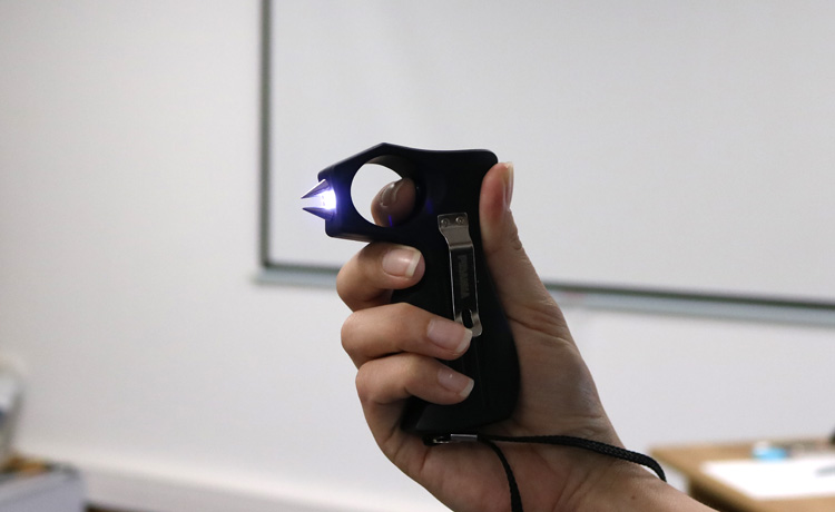 Un shocker électrique avec dragonne connectée