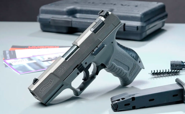 Pistolet d'alarme Walther P99 avec mallette de transport, chargeur et écouvillon de nettoyage