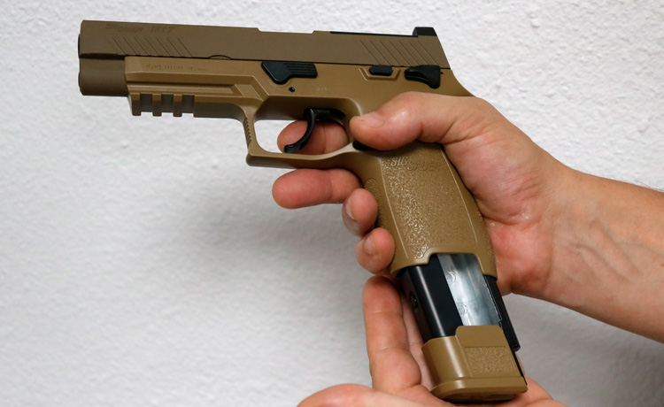 Chargement d'un pistolet CO2 Sig Sauer M17.