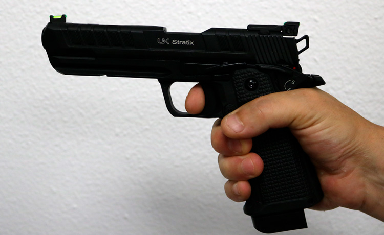 Pistolet CO2 UX Stratix en joue.